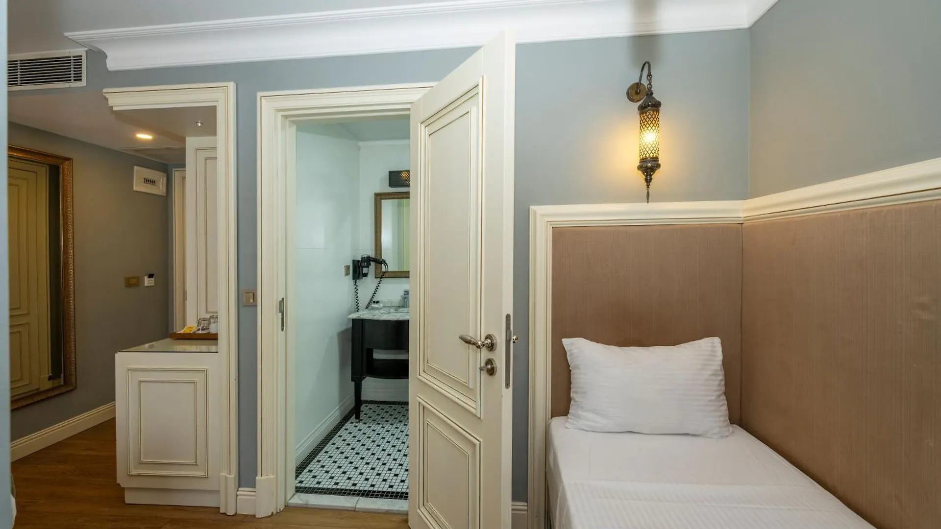 Raymond Blue Hotel Стамбул